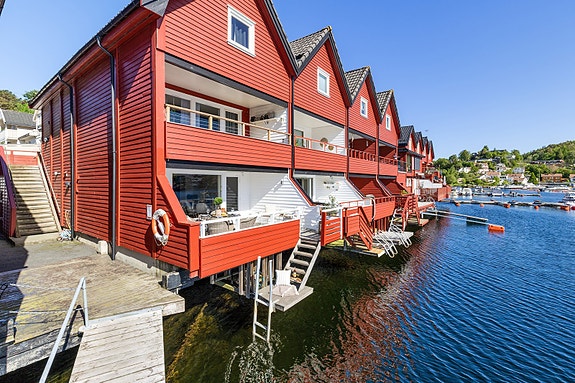 Nordvik v/ Ida M. Vatne har gleden av å presentere Holmen 27-En sjelden sørlandsperle med fantastisk utsikt samt. egen båtplass og carport rett utenfor døren. Foto: FokusFoto