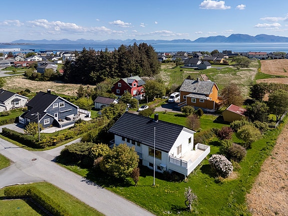 Velkommen til Gjerdevegen. Eiendommen ligger i flotte omgivelser og har svært gode solforhold