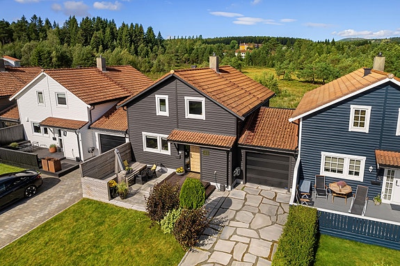 EiendomsMegler 1 v/Peder Bjørnstad har gleden av og presenter Høgsetgrenda 45! Foto: Krokstad&Nervik