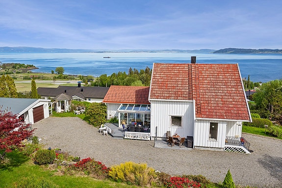 Heimdal eiendomsmegling v/Thomas Johnsen ønsker velkommen til Torpvegen 39! Foto Hanne Larsen.