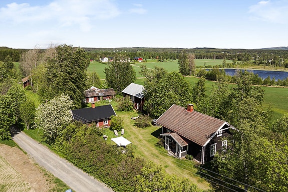 Velkommen til denne unike og flotte eiendommen i Hagarovegen 69! Foto: Husfoto v/ Bernat Tubau.