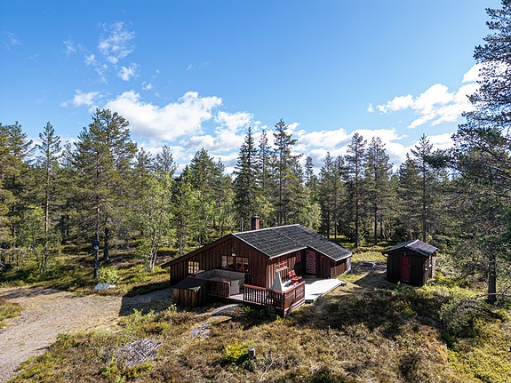 Rostbergvegen 155 - romslig hytte & uthus på veldig stor tomt!