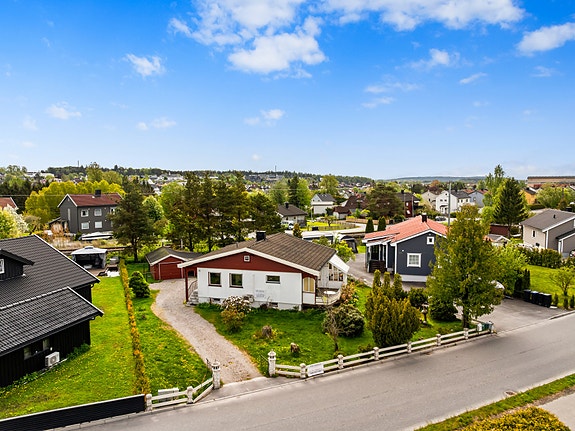 Innholdsrik enebolig på 195 kvm BRA. Det er innvilget tillatelse til bruksendring av kjeller.