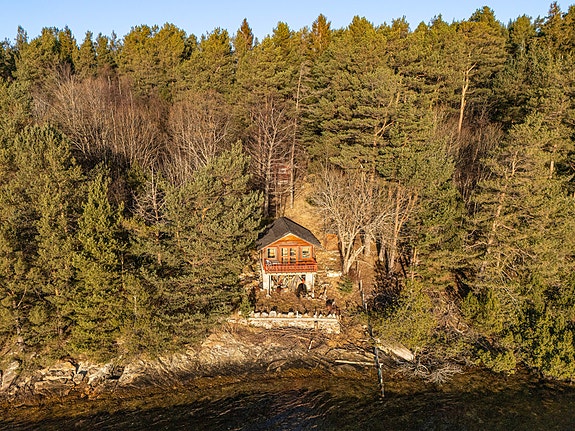 2 hytter i sjøkanten på Humla med nydelig utsikt. Foto: JC foto v/ John Colbensen