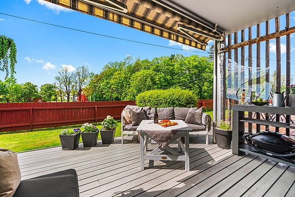 Stian Aaberg v/ DNB Eiendom presenterer Ulsrudveien 1A! Dette er en lys og trivelig 3-roms eierleilighet med terrasse og garasjeplass.