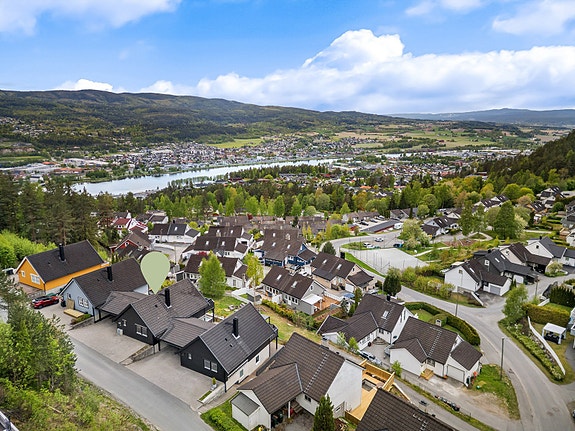 Boligen er beliggende i et populært og barnevennlig område med flere barnefamilier.
Foto: Ole Thorgeir Solheim Thoresen.