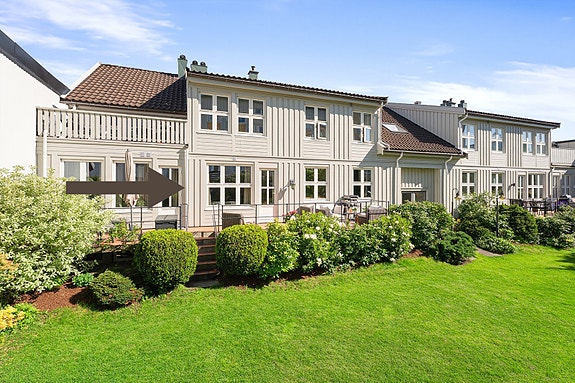 Velkommen til Rådhusgata 27, en meget pen selveier med fast p-plass i kjeller, nydelig uteområde i rolige, skjermede omgivelser.