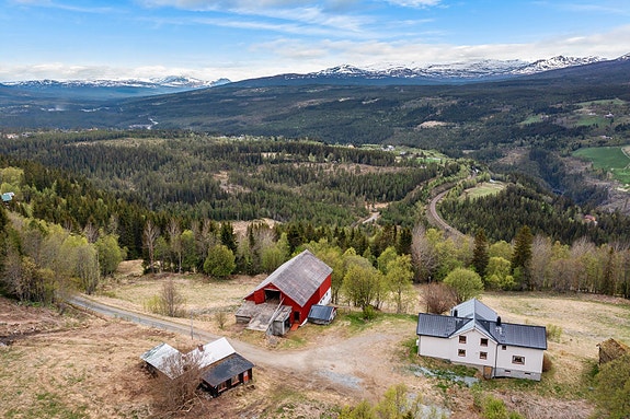 Stian Knutsen i Aktiv Eiendomsmegling har gleden av å presentere Liaveien 179 i Rennebu. Foto v/Eidsmo og Bjørnli.