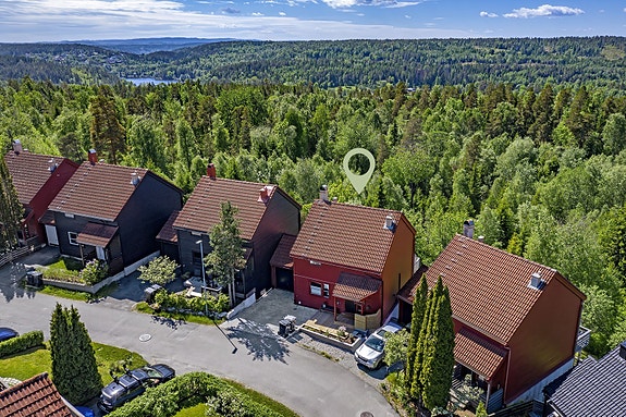 Sebastian Håbesland v/Krogsveen presenterer Flåtestadveien 76 - kjedet enebolig i et populært boområde - høyt og fritt beliggende med solrike uteplasser - foto: Oddphoto