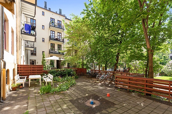 Koselig bakgård med benker
