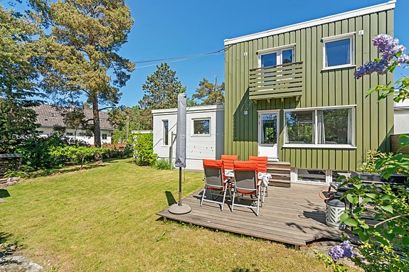 Velkommen til en lys og lekker enebolig i kjede over tre plan med terrasse, balkong, hage og garasje.