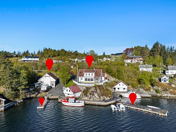 Nydelig beliggende eiendom som består av enebolig, garasje, naust/båtverksted og kai med 2 flytebrygger - ref rød markering