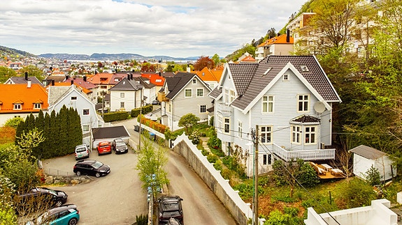 Velkommen til Engeveien 4, en innholdsrik enebolig på attraktive Landås med nydelig hage og familievennlige omgivelser.
