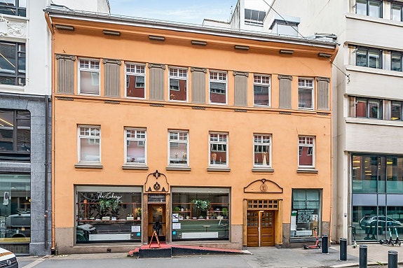 Velkommen til Kongens gate 10B. Boligen har en sentral beliggenhet midt i Oslo sentrum. Ledig 03. august 2026!