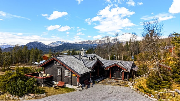 PrivatMegleren v/ Janne Berner Mediaas har gleden av å presentere Gvålsheiavegen 60 / 62! Foto: THT Foto