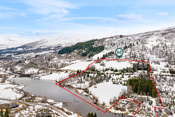 Eigedomen inkluderer 34 dekar dyrka jord, 20 dekar innmarksbeite og 16 dekar produktiv skog. Det er òg eit område regulert til fritidsbustader.