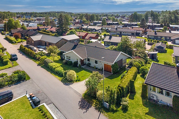 Velkommen til denne innholdsrike og velholdte boligen - solrikt beliggende på beste Tolvsrød