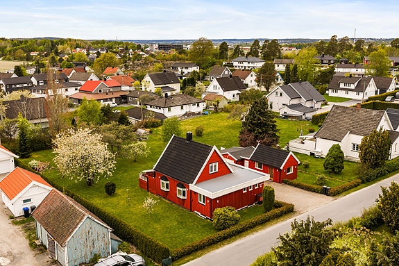 Velkommen til Melandveien 37 - Presentert av EiendomsMegler1 ved Birgit Grandahl. Foto: Fotoetcetera AS
