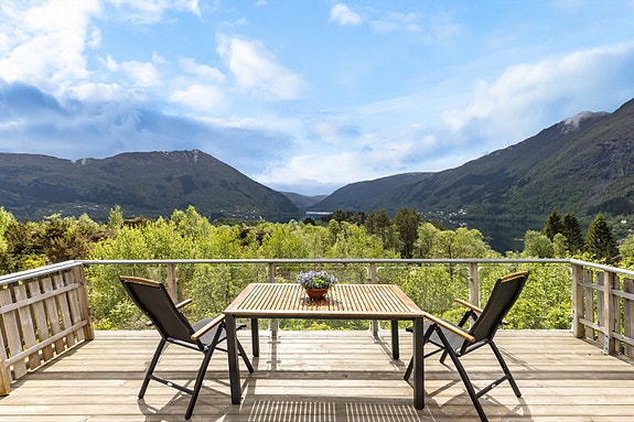 Velkommen til Olsnesvegen 7 - en sjarmerende fritidsperle på vakre Bruvik, omgitt av fjell, fjord og frodig vestlandsnatur.