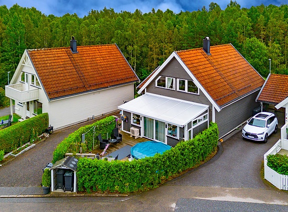 Velkommen til Lunstikka 8! Enebollig med egen inngang til sokkeletasjen, samt egen hage er denne boligen fin for å leie ut som en del av egen bolig ( trapp mellom hoveddel og tilleggsdel)