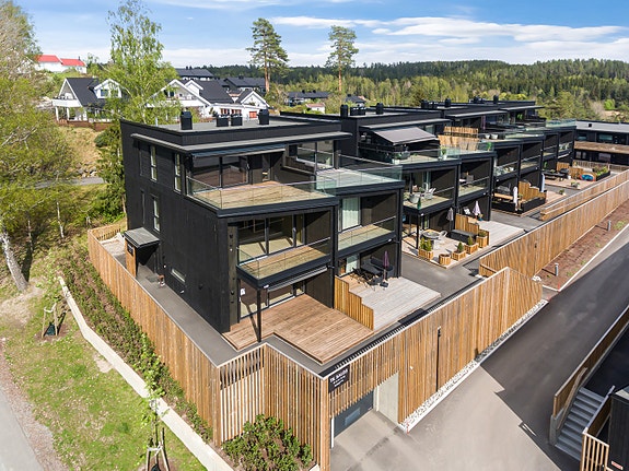 Lokalmegleren & Partners har gleden av å presentere en påkostet og tiltalende 2-mannsbolig på populære Mjærutsikten
