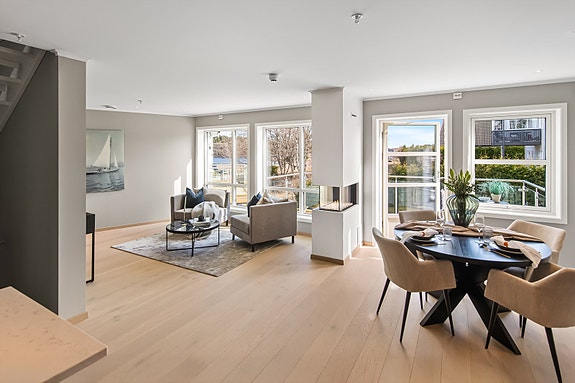 Nordvik Tønsberg v/Christoffer Kvalshaugen har gleden av å presentere denne nye 3-roms selveier leiligheten over 2 plan m/sjøutsikt. Leiligheten har også garasje, balkong og solrik terrasse. (Foto: Maciej Krawczyk)