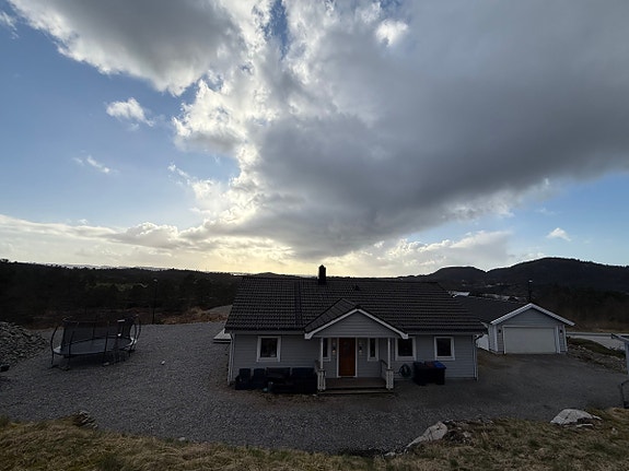 Oversiktsbilde fra øst. Huset vender mot vest, gode solforhold heile året.
