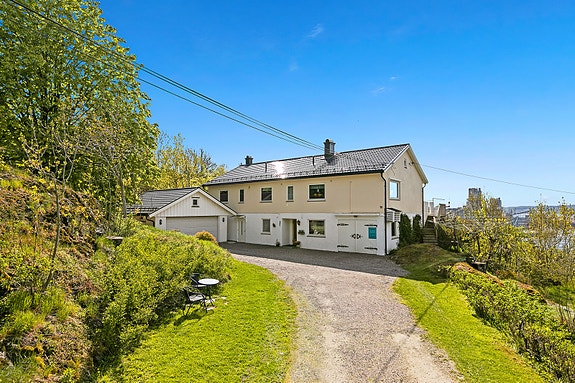 Velkommen til Fjellhøyvegen 18. Stor familebolig med flott beliggenhet øverst i Knardalstrand.