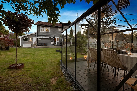 Sisilie Berg v/Nordvik eiendomsmegling har gleden av å presentere Greverudhagan 43. Et pent enderekkehus med solrike uteplasser og hage, garasje og biloppstillingsplass m/elbillader, beliggende i en rolig og barnevennlig blindvei på Greverud.