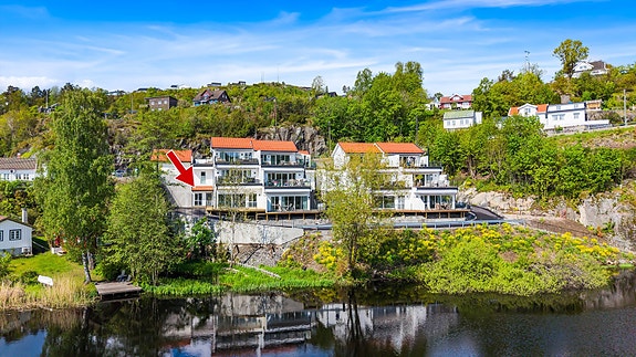Oversikt over eiendommen og dens unike plassering ved vannet.