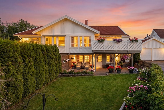 Velkommen til Løkendalen 70! AI generert sommerbilde. Kun ment som illustrasjon, det er avvik i blomsterbed.