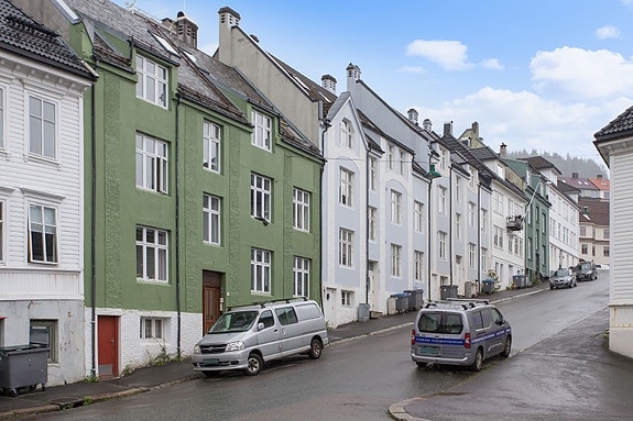 Velkommen til Ekrebakken 7! Leiligheten ligger i det grønne bygget.