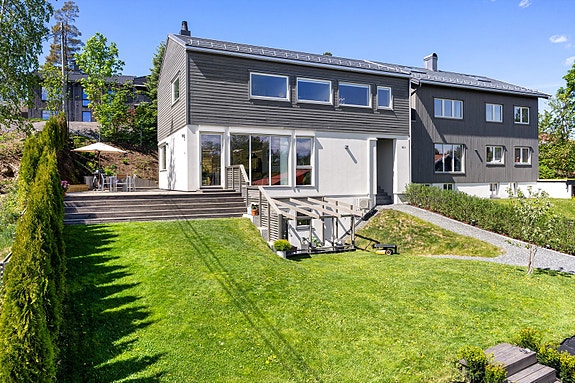 Velkommen til Ruglandveien 82 A. Boligen ble bygget i 2020 og fremstår som en moderne og velholdt familiebolig på stor og solrik tomt. Foto: Wlodek Koscielniak Photography.