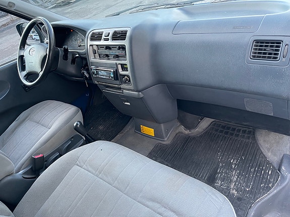 Toyota HiAce 17 of 20