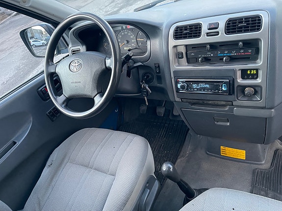Toyota HiAce 13 of 20