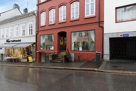 Eiendomsmegler Norge Næring har gleden av å presentere for salg et næringslokale midt i Arendal sentrum, med inngang fra Østregate.