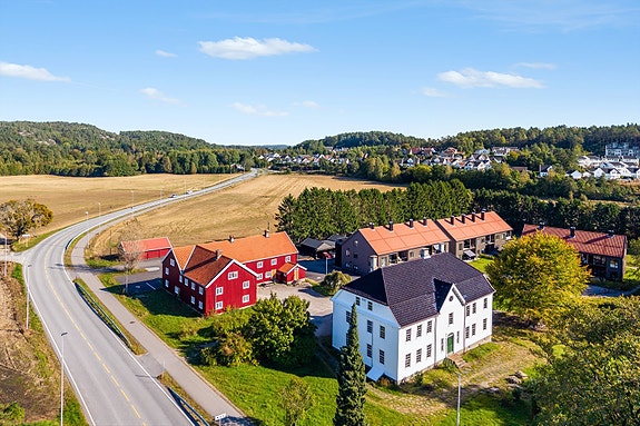 Eiendomsmegler Norge næring har gleden av å presentere for salg en meget flott eiendom i MøglestuLillesand..jpg