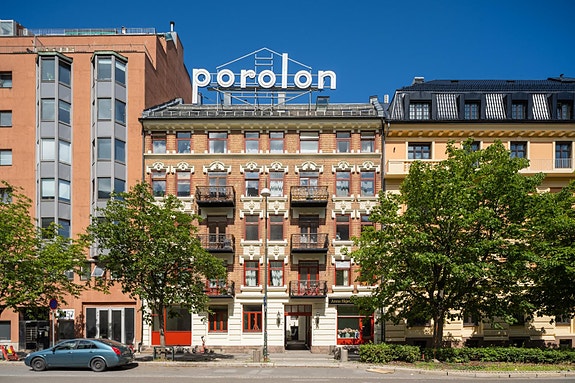 Fasade og inngangsparti sett fra Munkedamsveien. Foto: Arne Schram/Rekyl Foto