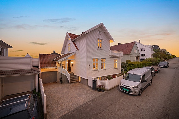 Eiendommen har en pent opparbeidet hage og flere treterrasser som gir gode soner for uteliv.