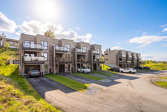 Innholdsrik rekkehus oppført 2023 i svært barnevennlige omgivelser. 2 balkonger samt terrasse. Carport.