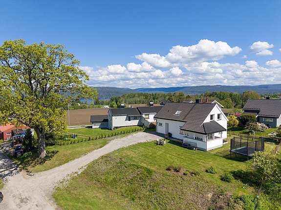 EiendomsMegler1 v/Patrick Gulmælæ presenterer Brattlia 3 - Lys og oppgradert enebolig i landlige omgivelser på Tufte!
Foto: Inbovi.