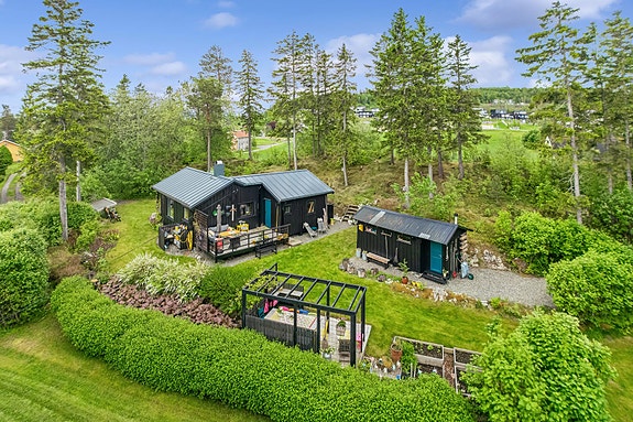 Velkommen til Nordsivegen 248! Nyt stillheten og roen blant bølgeskvulp, fuglekvitter og tyttebær-lyng. Foto: EFKT (Hamish Grey)