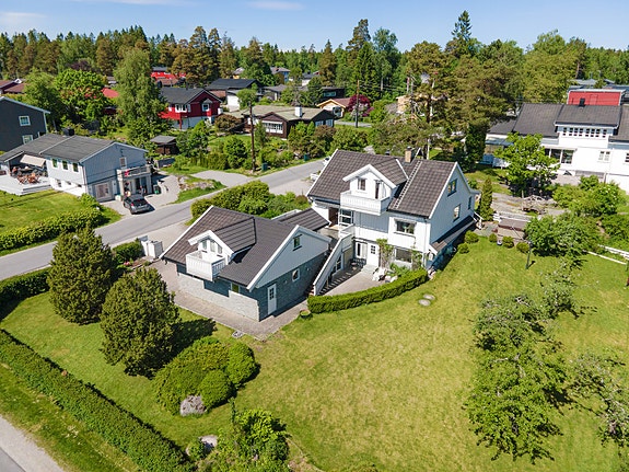 Velkommen til Lysneveien 45 presentert av Morten Lindberg v/ Eiendomsmeglerne (foto: Diakrit)