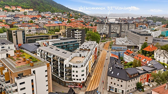 Leiligheten ligger i et moderne boligbygg oppført i 2013 med attraktiv beliggenhet i populære Kronstadparken. Det er kort avstand til Bybanen!