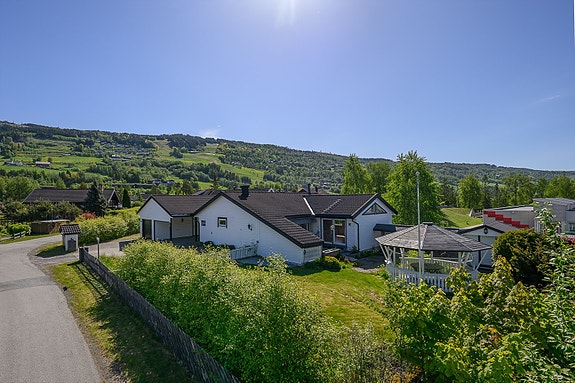 Velkommen til Rådyrvegen 17! Her bor du med umiddelbar nærhet til natur og turmuligheter, samtidig som det er kort vei til alpinanlegg i Hafjell og byliv på Lillehammer.