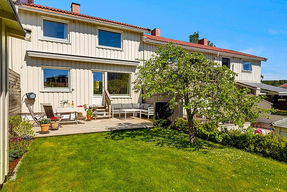Velkommen til Kringkollen 15C presentert av EM1 avd: Bøler ved Asbjørn Gjerde
Foto: H5 Asmundur Asmundson
Rekkehuset har en stor, sydvendt terrasse og hage. Ytterveggen mot syd ble etterisolert og fikk ny panel i 2020.