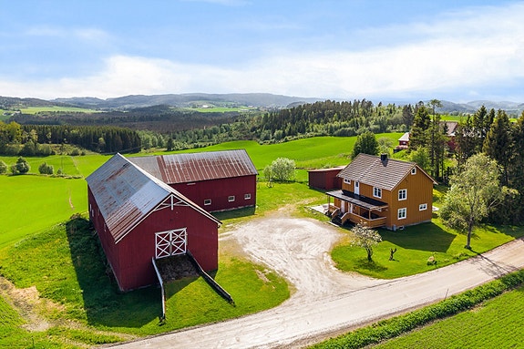Aktiv Eiendomsmegling v/ Hallvard Fjone har gleden av å presentere Rostadvegen 213 - et sjarmerende fradelt gårdstun med en idyllisk beliggenhet.