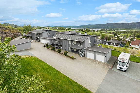 Pen selveierleilighet beliggende sentralt på Åsen med gode sol- og utsiktsforhold. Området rundt boligen fremstår som velholdt med plenareal, prydbusker og steinlagt gårdsplass.