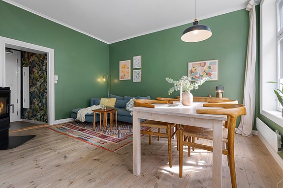 Velkommen til Toftes gate 66B! Her vil du bo i en klassisk bygårdsleilighet med god takhøyde og frodige nærområder. Foto: Ole Endresen