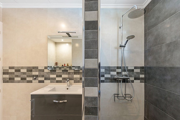 Villa med 4 soverom | Privat basseng | 500 meter til stranden | Stor tomt